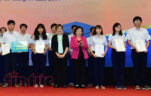 Trao 375 suất học bổng cho các em học sinh nghèo, hiếu học ảnh 1